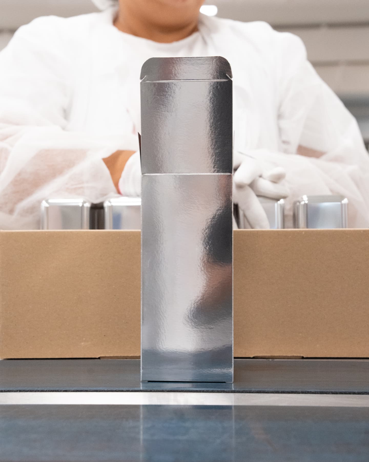 Treball d'acondicionament de producte publicat a Instagram d'ALH Cosmetics