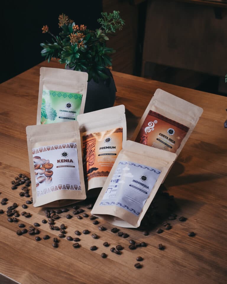 Bodegón de bolsas de café de especialidad sobre madera con granos alrededor